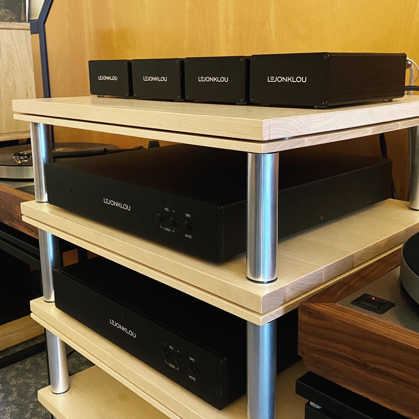 Phono stage shootout in room 347 at Norddeutsche HiFi-Tage in Hamburg: Gaio 2 vs Gaio 2.4 vs Slipsik 7.1 vs Entity. Overwhelmingly positive response from the crowd and Marco of @hexagonaudio.eu is as always super nice to everyone. #ndht2020